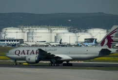 Eine Qatar-Airways-Maschine rollt vor den Kerosintanks am Flughafen Frankfurt., © DPA/Boris Roessler
