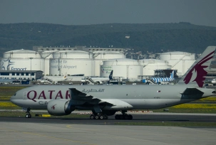 Eine Qatar-Airways-Maschine rollt vor den Kerosintanks am Flughafen Frankfurt., © DPA/Boris Roessler