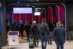 Menschen gehen durch einen Gang im neuen Terminal 3 des Flughafens Frankfurt., © DPA/Boris Roessler
