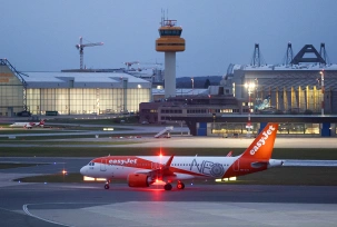 Eine EasyJet-Maschine kommt am Morgen am Flughafen Hamburg an., © DPA/Bodo Marks