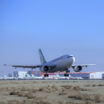 Ein Flugzeug der iranischen Airline Mahan landet mit der ersten Lieferung des russischen Corona-Impfstoffes Sputnik V am Internationalen Flughafen Imam Khomeini., © DPA/Saeed Kaari