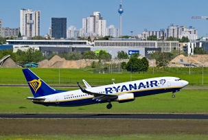 Ein Flugzeug der Fluggesellschaft Ryanair startet vom Hauptstadtflughafen Berlin Brandenburg, © DPA/Patrick Pleul