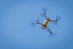 Ein Drohne fliegt über dem gestrandeten Buckelwal vor der Insel Poel., © DPA/Jens Büttner