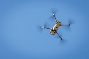 Ein Drohne fliegt über dem gestrandeten Buckelwal vor der Insel Poel., © DPA/Jens Büttner