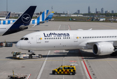 Eine Passagiermaschine der Lufthansa wird am neuen Terminal 3 des Flughafens Frankfurt auf ihre Position gezogen., © DPA/Boris Roessler