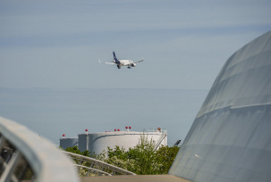 Eine Maschine der Lufthansa überfliegt beim Landeanflug auf den Flughafen Frankfurt das Tanklager von Unitank., © DPA/Andreas Arnold
