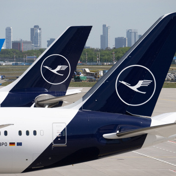 Passagiermaschinen von Lufthansa und Condor stehen am neuen Terminal 3 des Flughafens Frankfurt., © DPA/Boris Roessler