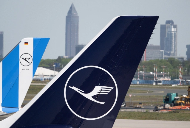 Passagiermaschinen von Lufthansa und Condor stehen am neuen Terminal 3 des Flughafens Frankfurt., © DPA/Boris Roessler