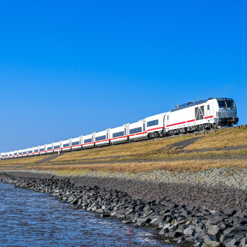 Ein ICE L auf Testfahrt fährt dieselbetrieben über den Hindenburgdamm bei Sylt, © Deutsche Bahn/Dirk Wittmann