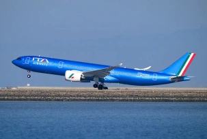 Ein Airbus A300-900 von Ita Airways auf dem Flughafen San Francisco., © AirTeamImages.com/Felix Gottwald