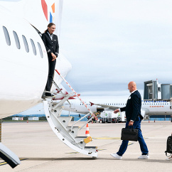 Passagiere steigen in ein ATR-Flugzeug der DAT., © Skyhub PAD
