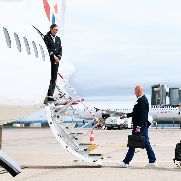 Passagiere steigen in ein ATR-Flugzeug der DAT., © Skyhub PAD