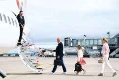 Passagiere steigen in ein ATR-Flugzeug der DAT., © Skyhub PAD