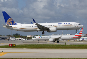 Eine Boeing 737 Max 9 und eine American-A320 am Flughafen Miami., © AirTeamImages.com/Steven Marquez