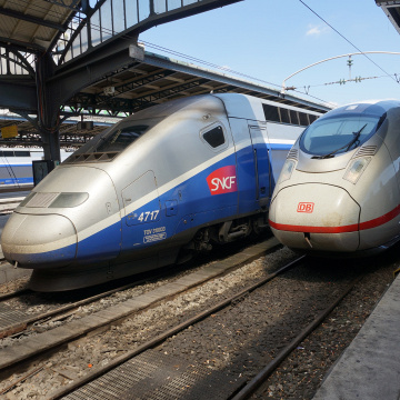 TGV (links) und ICE einträchtig im Pariser Gare de l'Est. Aufgenommen 2017 bei der Feier zum zehnjährigen Jubiläum der Bahnverbindung Frankfurt/Stuttgart-Paris., © Rietig