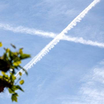 Kondensstreifen von Flugzeugen sind am Himmel zu sehen., © DPA/Thomas Banneyer