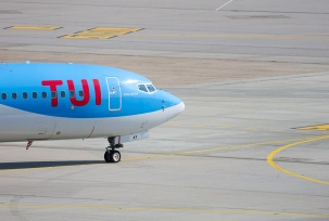 Eine Boeing 737 Max 8 der Tuifly rollt auf dem Vorfeld des Stuttgarter Flughafens., © DPA/Christoph Schmidt