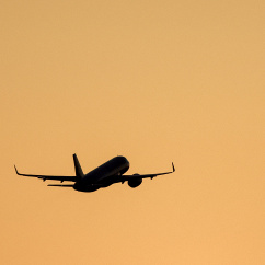 Ein Flugzeug der Airline Marabu startet vom Flughafen Leipzig/Halle., © DPA/Jan Woitas