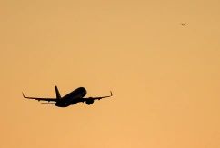 Ein Flugzeug der Airline Marabu startet vom Flughafen Leipzig/Halle., © DPA/Jan Woitas
