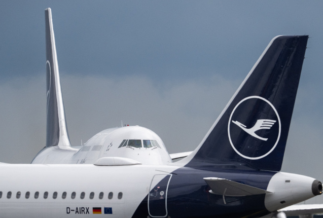 Passagiermaschinen der Lufthansa sind auf dem Flughafen Frankfurt zu sehen., © DPA/Boris Roessler