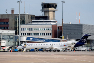 Ein Flugzeug vom Typ Bombardier CRJ-900LR der Lufthansa steht auf dem Vorfeld am Flughafen Bremen, © DPA/Hauke-Christian Dittrich