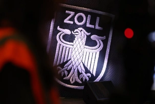Das Zoll-Wappen, © DPA/Jan Woitas