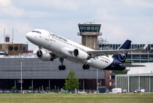 Ein Lufthansa-Flugzeug startet vom Flughafen Bremen., © DPA/Sina Schuldt