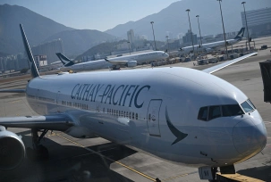 Eine Boeing 777 von Cathay Pacific steht auf dem Flughafen Hongkong an einem Gate., © DPA/Johannes Neudecker
