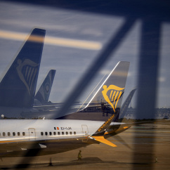 Ein Flugzeug von Ryanair steht am Flughafens A Coruña an einem Gate., © DPA/Agostime