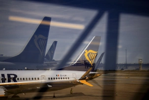 Ein Flugzeug von Ryanair steht am Flughafens A Coruña an einem Gate., © DPA/Agostime