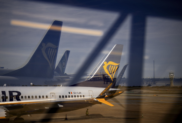 Ein Flugzeug von Ryanair steht am Flughafens A Coruña an einem Gate., © DPA/Agostime