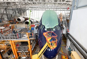 Ein Mitarbeiter von Elbe Flugzeugwerke GmbH arbeitet in einem Hangar am Bug eines A380 von Lufthansa., © DPA/Sebastian Kahnert