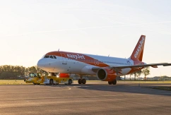 Ein elektrischer Taxibot-Schlepper zieht am Flughafen Amsterdam ein Easyjet-Flugzeug., © Flughafen Schipol