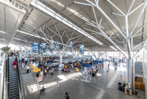 Blick in die Abflughalle des Flughafen Stuttgart., © Flughafen Stuttgart