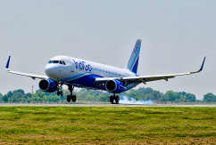 Eine Indigo-Maschine landet auf dem Noida International Airport., © Flughafen Zürich