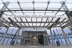 Der Haupteingang zum Flughafen Erfurt-Weimar., © DPA/Martin Schutt