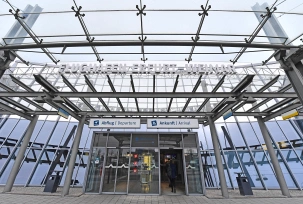 Der Haupteingang zum Flughafen Erfurt-Weimar., © DPA/Martin Schutt