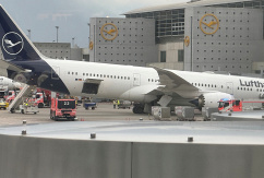 Eine Boeing 787 der Lufthansa liegt am Flughafen Frankfurt am Gate auf der Nase, nachdem das Bugfahrwerk eingeknickt war., © DPA/Mike Seeboth