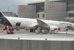 Eine Lufthansa-Maschine liegt auf dem Bug vor einem Terminal am Frankfurter Flughafen auf der Nase, nachdem das Bugfahrwerk eingeknickt war., © DPA/Mike Seeboth