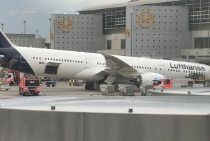 Eine Lufthansa-Maschine liegt auf dem Bug vor einem Terminal am Frankfurter Flughafen auf der Nase, nachdem das Bugfahrwerk eingeknickt war., © DPA/Mike Seeboth
