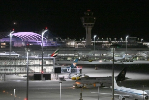 Flugzeuge stehen bei Nacht auf dem Flughafen München., © DPA/Felix Hörhager
