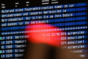 Eine Abflugtafel am Münchener Flughafen zeigt gestrichene und verspätete Flüge an., © DPA/Sven Hoppe