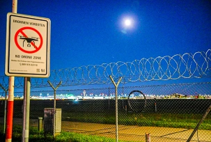 Ein Hinweisschild "Drohnen verboten" steht am Gelände des Flughafens München., © DPA/Enrique Kaczor