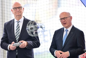 Dietmar Woidke (l, SPD), Ministerpräsident von Brandenburg, fliegt neben Kai Wegner (CDU)., © DPA/Sebastian Gollnow