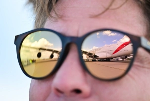 Ein Mann schaut am Tag vor Beginn der Internationalen Luft- und Raumfahrtausstellung (ILA) auf einen Emirates A380. D, © DPA/Sebastian Christoph Gollnow