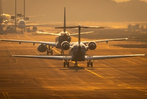 Flugzeuge rollen auf dem Flughafen Frankfurt im letzten Sonnenlicht des Tages über die Rollbahn., © DPA/Boris Roessler