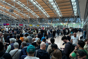 Menschen stehen in einer Halle am Flughafen in Hamburg., © DPA/Frank Molter