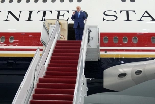 US-Präsident Donald Trump verlässt nach einem Rundgang auf der Joint Base Andrews in Maryland das neu ausgewiesene Präsidentenflugzeug "Air Force One".., © DPA/Manuel Balce Ceneta