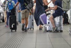 Passagiere am Frankfurter Flughafen., © DPA/Andreas Arnold