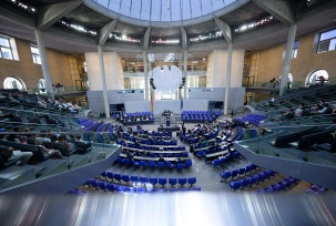 Patrick Schnieder (CDU, hinten,M), Bundesminister für Verkehr, spricht in der 87. Plenarsitzung der 21. Legislaturperiode im Deutschen Bundestag., © DPA/Bernd von Jutrczenka